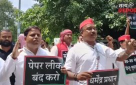 वाराणसी में सपा का अनोखा विरोध; हथकड़ी बांधकर पहुंचे कार्यकर्ता, धर्मेंद्र प्रधान के इस्तीफे की मांग