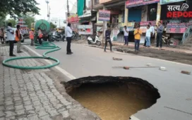स्मार्ट सिटी आगरा की खुली पोल: बारिश में धंसी सड़कें, गहरे गड्ढे और बाजार में दुकान गिरी; नगर निगम पर उठे सवाल