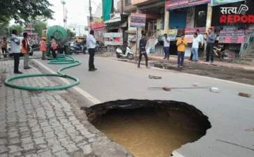स्मार्ट सिटी आगरा की खुली पोल: बारिश में धंसी सड़कें, गहरे गड्ढे और बाजार में दुकान गिरी; नगर निगम पर उठे सवाल स्मार्ट सिटी आगरा की खुली पोल: बारिश में धंसी सड़कें, गहरे गड्ढे और बाजार में दुकान गिरी; नगर निगम पर उठे सवाल