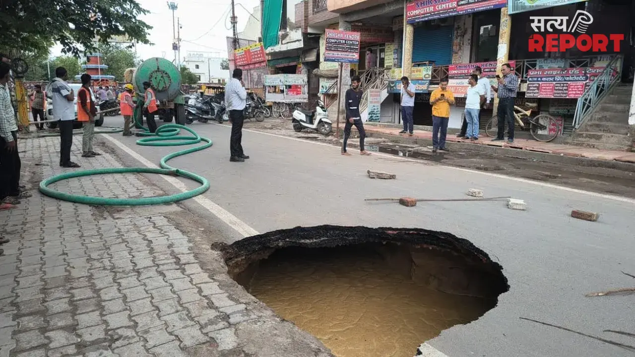 स्मार्ट सिटी आगरा की खुली पोल: बारिश में धंसी सड़कें, गहरे गड्ढे और बाजार में दुकान गिरी; नगर निगम पर उठे सवाल