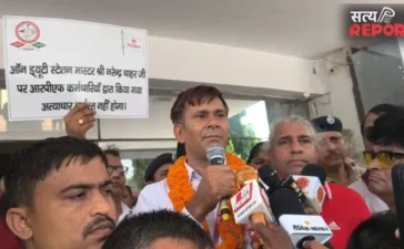 आगरा कैंट विवाद: DRM कार्यालय पर स्टेशन मास्टरों का प्रदर्शन, RPF कर्मियों की गिरफ्तारी-बर्खास्तगी की मांग आगरा कैंट विवाद: DRM कार्यालय पर स्टेशन मास्टरों का प्रदर्शन, RPF कर्मियों की गिरफ्तारी-बर्खास्तगी की मांग