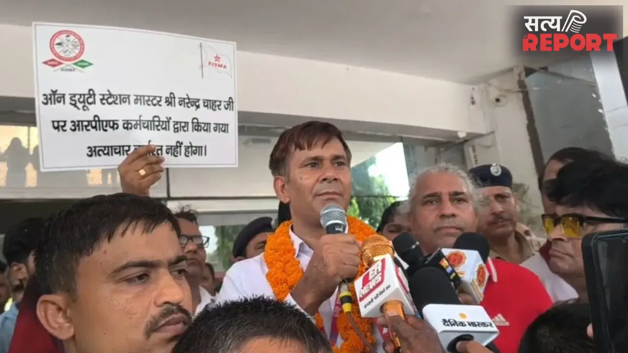 आगरा कैंट विवाद: DRM कार्यालय पर स्टेशन मास्टरों का प्रदर्शन, RPF कर्मियों की गिरफ्तारी-बर्खास्तगी की मांग
