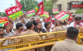 आगरा में हाई वोल्टेज ड्रामा: डिंपल यादव पर पोस्ट से सियासी बवाल, भाजपा विधायक के घर जाने से पहले रोके गए सपाई