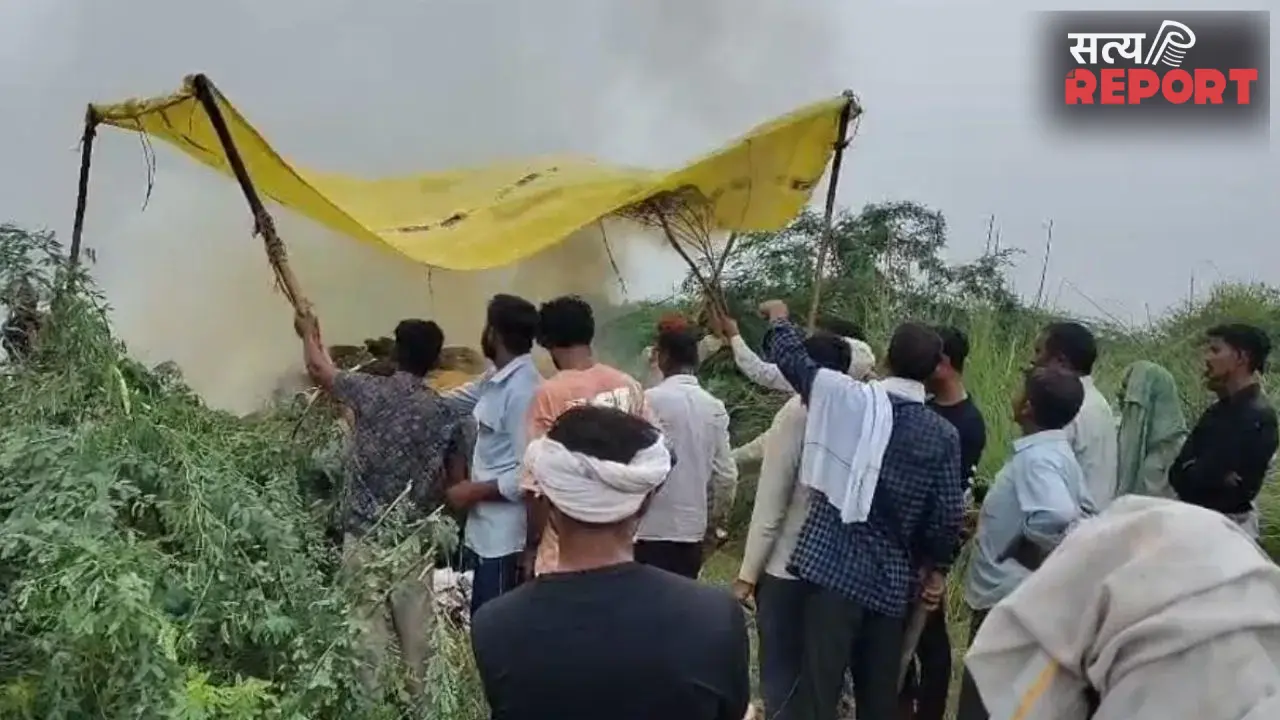 मथुरा में जलभराव के बीच तिरपाल लगाकर हुआ अंतिम संस्कार, मुडेशी गांव के मोक्ष धाम की बदहाली पर फिर उठे सवाल