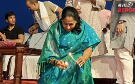 नमो घाट से क्रूज यात्रा कर दशाश्वमेध पहुंचीं दिल्ली की मुख्यमंत्री रेखा गुप्ता, दिव्य गंगा आरती में हुईं शामिल