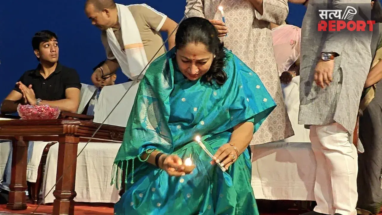 नमो घाट से क्रूज यात्रा कर दशाश्वमेध पहुंचीं दिल्ली की मुख्यमंत्री रेखा गुप्ता, दिव्य गंगा आरती में हुईं शामिल
