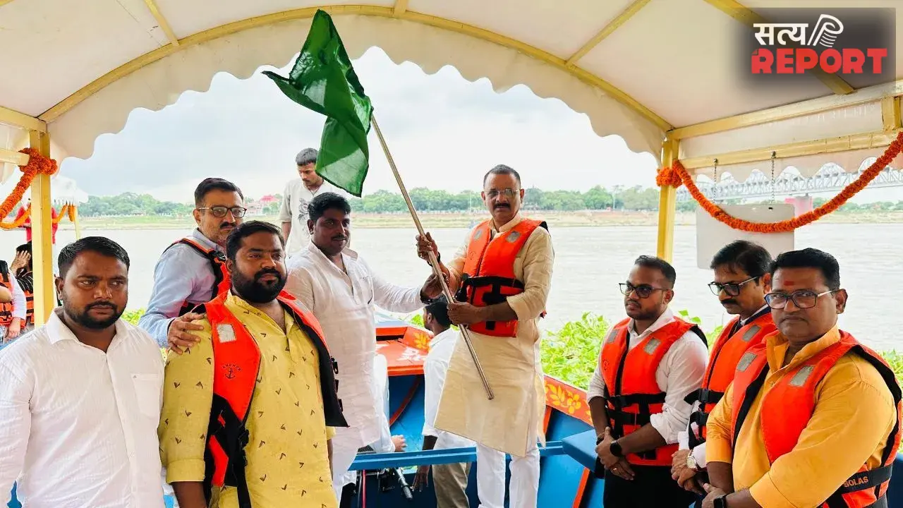 वाराणसी बना क्लीन वॉटर ट्रांसपोर्ट का मॉडल; नमो घाट पर महापौर ने पांच इलेक्ट्रिक नौकाओं को दिखाई हरी झंडी
