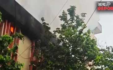 लखनऊ के जवाहर भवन में भीषण आग; रसद विभाग के कार्यालय में मची अफरा-तफरी, तीसरी मंजिल से उठे धुएं के गुबार लखनऊ के जवाहर भवन में भीषण आग; रसद विभाग के कार्यालय में मची अफरा-तफरी, तीसरी मंजिल से उठे धुएं के गुबार