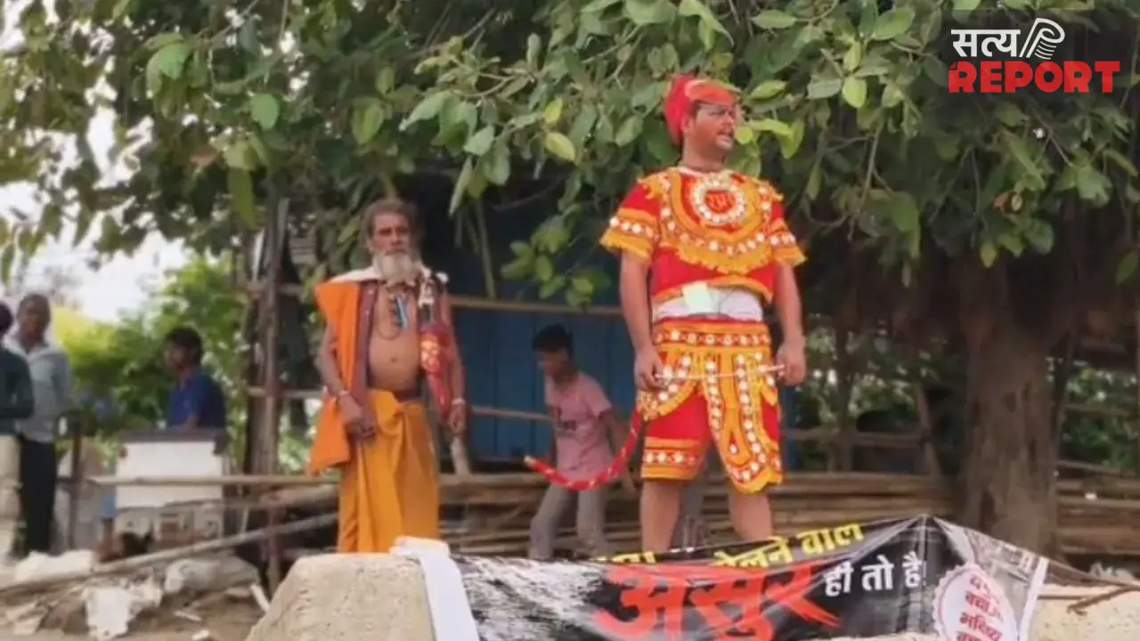 यमुना प्रदूषण के खिलाफ अनोखा आंदोलन, बिहार घाट पर हनुमान स्वरूप धारण कर आमरण अनशन पर बैठे समाजसेवी दीपक शर्मा