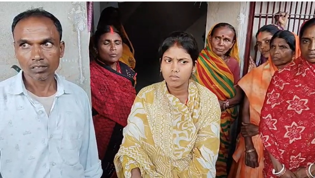 शादी के दो महीने बाद चचेरे भाई संग जाने पर अड़ी नवविवाहिता, बोली- ‘4 साल से करते हैं प्यार… शादी के दो महीने बाद चचेरे भाई संग जाने पर अड़ी नवविवाहिता, बोली- ‘4 साल से करते हैं प्यार…