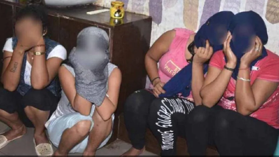 ग्रेटर नोएडा में स्पा की आड़ में चल रहा था बड़ा खेल? पुलिस ने 28 युवतियों को कराया रेस्क्यू., ग्रेटर नोएडा में स्पा की आड़ में चल रहा था बड़ा खेल? पुलिस ने 28 युवतियों को कराया रेस्क्यू.,