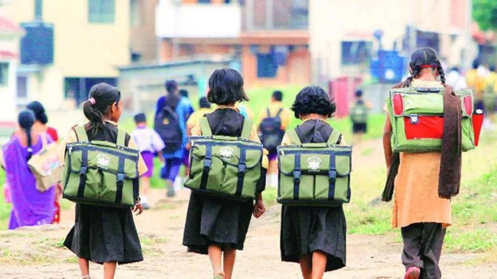 500 रुपये गुम हुए तो छात्राओं से उतरवाए कपड़े? सरकारी स्कूल में बवाल, शिक्षिका पर तत्काल कार्रवाई… 500 रुपये गुम हुए तो छात्राओं से उतरवाए कपड़े? सरकारी स्कूल में बवाल, शिक्षिका पर तत्काल कार्रवाई…