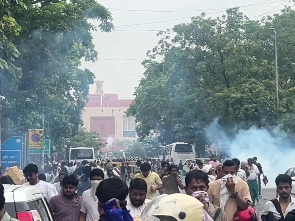 संसद में कॉकरोच की एंट्री! कड़े सुरक्षा इंतजामों के बावजूद पहुंचा अंदर, लोग बोले- ये कैसे हुआ?,, संसद में कॉकरोच की एंट्री! कड़े सुरक्षा इंतजामों के बावजूद पहुंचा अंदर, लोग बोले- ये कैसे हुआ?,,
