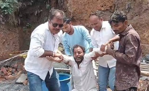 मकान टूटने के बाद गहरे सदमे में पहुंचा शख्स, रातभर मलबे के पास बैठा रहा; इलाज के लिए अस्पताल में भर्ती.. मकान टूटने के बाद गहरे सदमे में पहुंचा शख्स, रातभर मलबे के पास बैठा रहा; इलाज के लिए अस्पताल में भर्ती..
