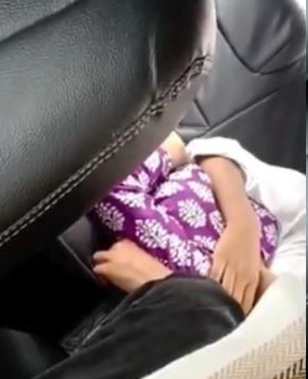 कैब में कपल करने लगा अशोभनीय हरकतें, ड्राइवर ने बीच रास्ते लगाई फटकार! Viral क्लिप पर लोगों ने की तारीफ.. कैब में कपल करने लगा अशोभनीय हरकतें, ड्राइवर ने बीच रास्ते लगाई फटकार! Viral क्लिप पर लोगों ने की तारीफ..