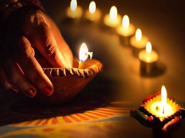 अमावस्या पर दीपक जलाने के नियम: किस दिशा में रखें दीपक, कब जलाएं और क्या है धार्मिक महत्व?..