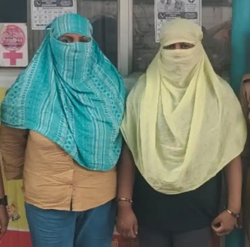 राह चलते लोगों को कर रही थीं अश्लील इशारे, एंटी रोमियो टीम ने दोनों महिलाओं को किया गिरफ्तार.. राह चलते लोगों को कर रही थीं अश्लील इशारे, एंटी रोमियो टीम ने दोनों महिलाओं को किया गिरफ्तार..
