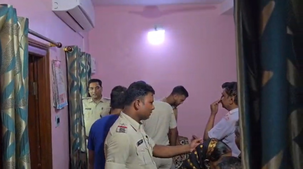 दिनदहाड़े घर में घुसे 5 हथियारबंद बदमाश! परिवार को बंधक बनाकर लाखों के गहने-नकदी लूट ले गए.. दिनदहाड़े घर में घुसे 5 हथियारबंद बदमाश! परिवार को बंधक बनाकर लाखों के गहने-नकदी लूट ले गए..