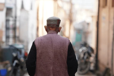 ब्लैकमेलिंग की शिकायत लेकर थाने पहुंचा बुजुर्ग खुद निकला आरोपी! जांच में मिले 121 आपत्तिजनक वीडियो, पुलिस ने किया गिरफ्तार.. ब्लैकमेलिंग की शिकायत लेकर थाने पहुंचा बुजुर्ग खुद निकला आरोपी! जांच में मिले 121 आपत्तिजनक वीडियो, पुलिस ने किया गिरफ्तार..