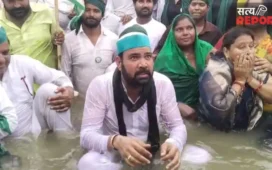 Prayagraj: भाकियू (युवा) का जल सत्याग्रह, भूमि अधिग्रहण और मुआवजे को लेकर सीएम के नाम सौंपा 20 सूत्रीय ज्ञापन