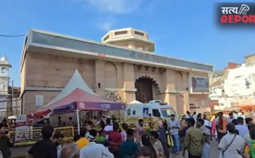 Kashi Vishwanath: काशी विश्वनाथ मंदिर के बाहर जवान की कार्बाइन से चली गोली, 3 घायल, मौके पर मची अफरा-तफरी Kashi Vishwanath: काशी विश्वनाथ मंदिर के बाहर जवान की कार्बाइन से चली गोली, 3 घायल, मौके पर मची अफरा-तफरी