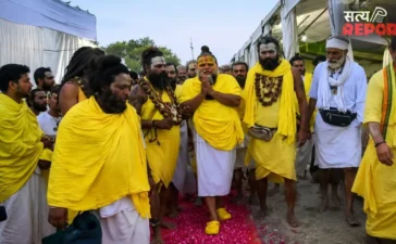 गुरु पूर्णिमा पर प्रेमानंद महाराज का भव्य स्वागत; गुलाब की पंखुड़ियों से सजा मार्ग, राधे-राधे से गूंजा वृंदावन गुरु पूर्णिमा पर प्रेमानंद महाराज का भव्य स्वागत; गुलाब की पंखुड़ियों से सजा मार्ग, राधे-राधे से गूंजा वृंदावन