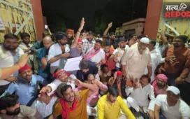 वाराणसी तक पहुंची NEET विवाद की आग! सड़कों पर उतरे सपा कार्यकर्ता; धर्मेंद्र प्रधान के इस्तीफे पर अड़े