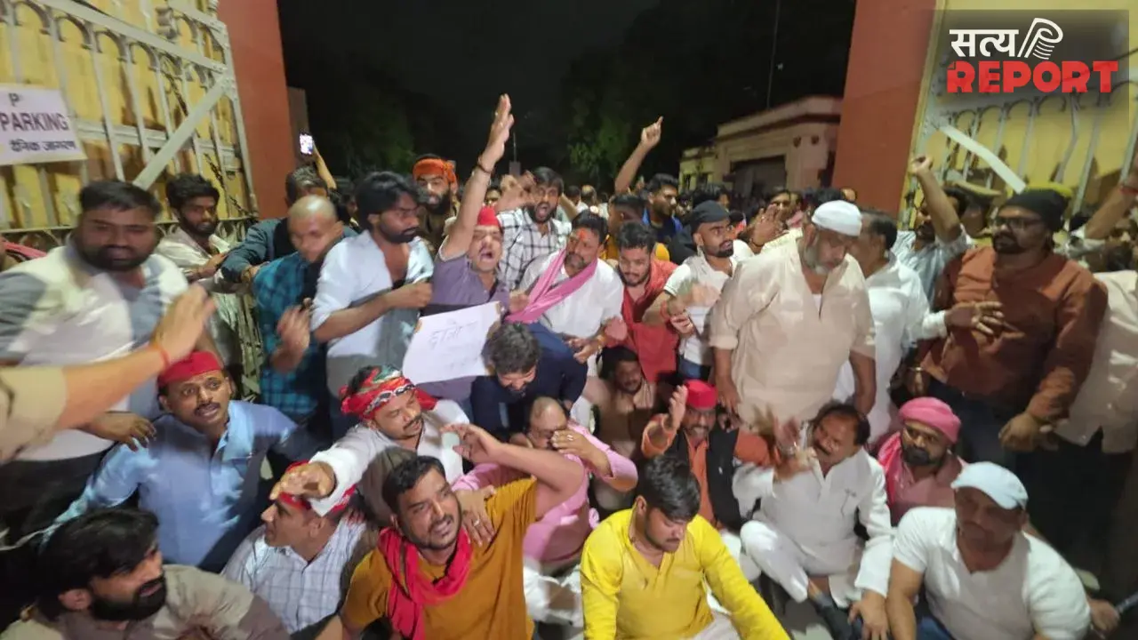 दिल्ली से उठी आंदोलन की चिंगारी पहुंची आगरा, सड़क पर उतरे कांग्रेस और सपा कार्यकर्ताओं ने किया उग्र प्रदर्शन