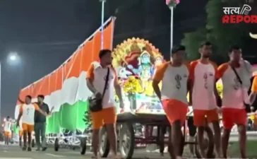 मुजफ्फरनगर में उमड़ा देशभक्ति का सैलाब, 21 शिवभक्तों ने उठाई 221 फीट लंबी तिरंगा कांवड़ मुजफ्फरनगर में उमड़ा देशभक्ति का सैलाब, 21 शिवभक्तों ने उठाई 221 फीट लंबी तिरंगा कांवड़