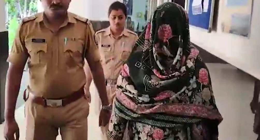 शादी का सपना दिखाकर बुलाया, 70 हजार रुपये और गहने ऐंठे; मंदिर पहुंचते ही आया ‘पति’ और खुल गई लुटेरी दुल्हन गैंग की पूरी साजिश.. शादी का सपना दिखाकर बुलाया, 70 हजार रुपये और गहने ऐंठे; मंदिर पहुंचते ही आया ‘पति’ और खुल गई लुटेरी दुल्हन गैंग की पूरी साजिश..