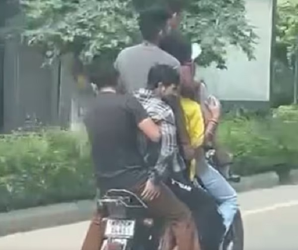 ग्वालियर में एक बाइक पर सवार थे 6 युवक, सड़क पर किए खतरनाक स्टंट; वायरल होते ही पुलिस ने काटा चालान.. ग्वालियर में एक बाइक पर सवार थे 6 युवक, सड़क पर किए खतरनाक स्टंट; वायरल होते ही पुलिस ने काटा चालान..