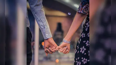 साहब मेरे पति के कई महिलाओं से संबंध, मना करने पर पीटता है’, मोबाइल में चैट देख पत्नी सीधी थाने पहुंची..