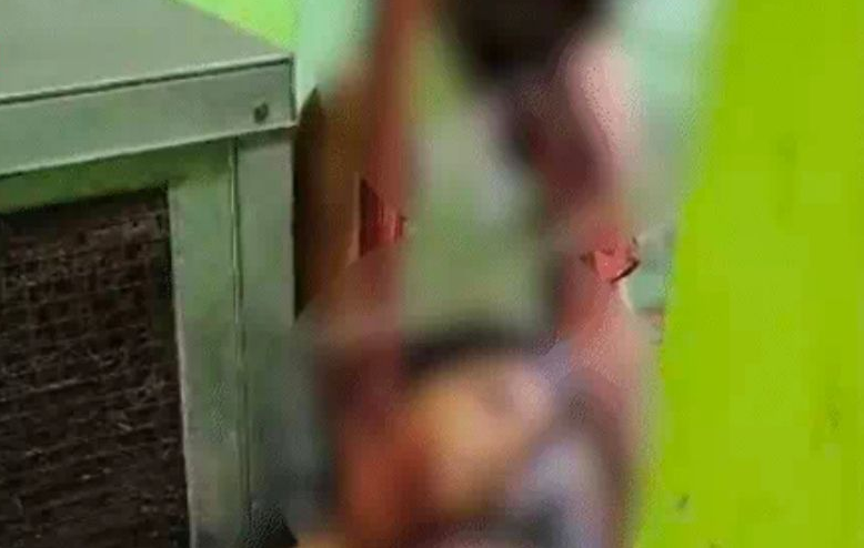 कमरे में बंद थे पति-पत्नी, बाहर रो रहे थे मासूम बच्चे… खिड़की से झांका तो सामने था दिल दहला देने वाला मंजर.. कमरे में बंद थे पति-पत्नी, बाहर रो रहे थे मासूम बच्चे… खिड़की से झांका तो सामने था दिल दहला देने वाला मंजर..