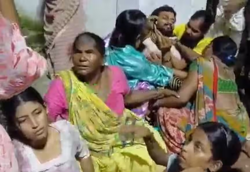 पटना में घर में घुसकर मां-बेटे पर चाकू से हमला, थाने पर शव रख किया प्रदर्शन… पटना में घर में घुसकर मां-बेटे पर चाकू से हमला, थाने पर शव रख किया प्रदर्शन…