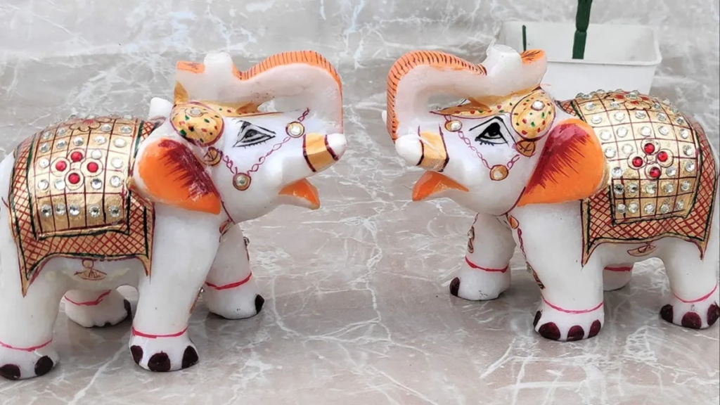 घर में हाथी का जोड़ा रखना चाहिए या नहीं? जानिए वास्तु शास्त्र में इसे लेकर क्या कहा गया है.. घर में हाथी का जोड़ा रखना चाहिए या नहीं? जानिए वास्तु शास्त्र में इसे लेकर क्या कहा गया है..