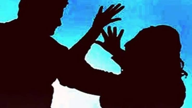 अस्पताल में युवती को देखते ही बेकाबू हुआ युवक, संबंध बनाने का दबाव बनाया; विरोध करने पर परिजनों के सामने कर दी मारपीट.. अस्पताल में युवती को देखते ही बेकाबू हुआ युवक, संबंध बनाने का दबाव बनाया; विरोध करने पर परिजनों के सामने कर दी मारपीट..