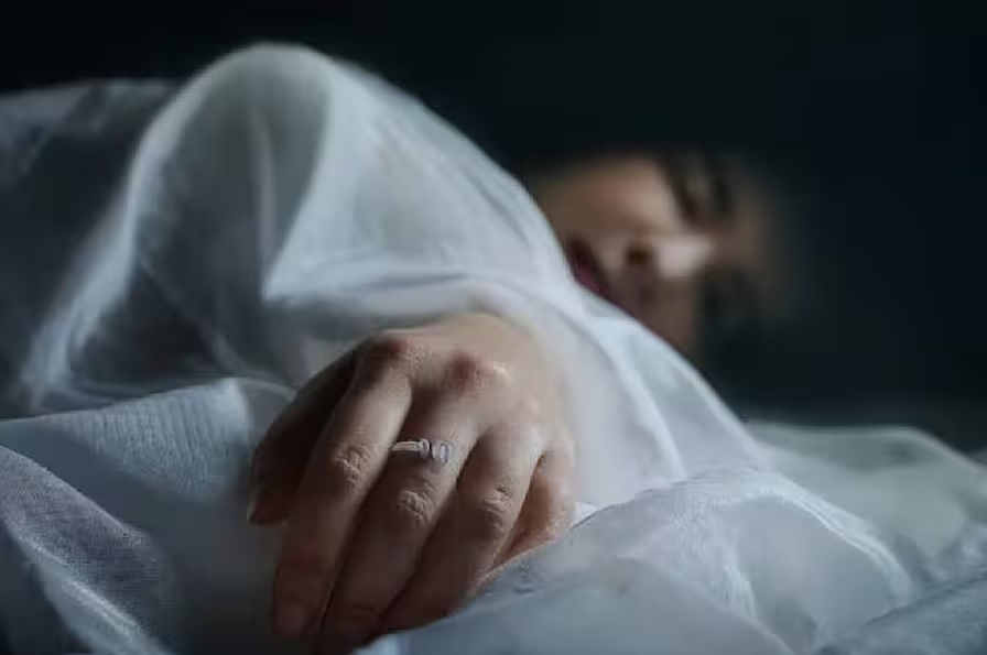 पत्नी के चरित्र पर शक बना मौत की वजह! मुंबई में हत्या के बाद फरार हुआ पति.. पत्नी के चरित्र पर शक बना मौत की वजह! मुंबई में हत्या के बाद फरार हुआ पति..