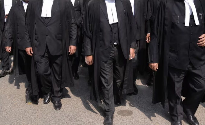 हाईकोर्ट के आदेश के बाद बड़ा एक्शन! 100 कथित फर्जी डिग्री वाले वकीलों पर FIR. हाईकोर्ट के आदेश के बाद बड़ा एक्शन! 100 कथित फर्जी डिग्री वाले वकीलों पर FIR.