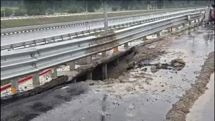 यूपी में बारिश के बाद धंसा गंगा एक्सप्रेसवे का हिस्सा, 10 मीटर गहरा गड्ढा देख मचा हड़कंप..