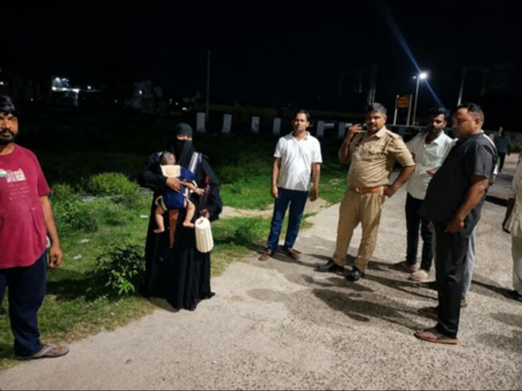 प्रेमी के लिए सऊदी छोड़ भारत पहुंची, लेकिन यहां मिला धोखा! मासूम को गोद में लेकर ट्रेन के आगे कूदी महिला.. प्रेमी के लिए सऊदी छोड़ भारत पहुंची, लेकिन यहां मिला धोखा! मासूम को गोद में लेकर ट्रेन के आगे कूदी महिला..