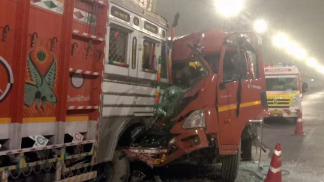 Himachal Accident: हाईवे की टनल में दो ट्रकों की टक्कर, तीन की मौत.. Himachal Accident: हाईवे की टनल में दो ट्रकों की टक्कर, तीन की मौत..