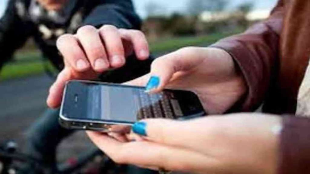 डेटिंग ऐप पर 67 साल के बुजुर्ग से हुई दोस्ती, डिनर के बाद गायब हुआ मोबाइल; खाते से उड़ गए ₹1.30 लाख.. डेटिंग ऐप पर 67 साल के बुजुर्ग से हुई दोस्ती, डिनर के बाद गायब हुआ मोबाइल; खाते से उड़ गए ₹1.30 लाख..