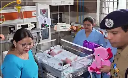 कांवड़ यात्रा बनी यादगार! प्रसव पीड़ा के बाद महिला ने दिए जुड़वा बेटों को जन्म, SSP ने रखे खास नाम.. कांवड़ यात्रा बनी यादगार! प्रसव पीड़ा के बाद महिला ने दिए जुड़वा बेटों को जन्म, SSP ने रखे खास नाम..