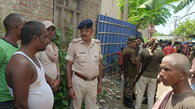  ई-रिक्शा का सीट कवर फाड़ने का आरोप, 13 साल की कोमल को बेरहमी से पीटा; मौत के बाद घर छोड़कर फरार हुए आरोपी ई-रिक्शा का सीट कवर फाड़ने का आरोप, 13 साल की कोमल को बेरहमी से पीटा; मौत के बाद घर छोड़कर फरार हुए आरोपी