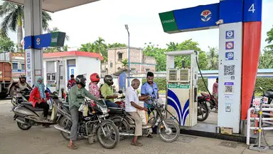 Petrol Diesel Price Today: CNG के दाम बढ़े तो क्या पेट्रोल-डीजल भी हुआ महंगा? जानें आज का ताजा रेट Petrol Diesel Price Today: CNG के दाम बढ़े तो क्या पेट्रोल-डीजल भी हुआ महंगा? जानें आज का ताजा रेट