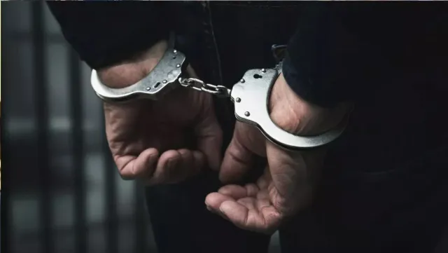 डॉक्टर के पास ले जाने के बहाने बेटे को सुनसान जगह बुलाया, फिर पत्थर से हमला और गला घोंटकर हत्या; पिता समेत 2 गिरफ्तार..​​​​​​