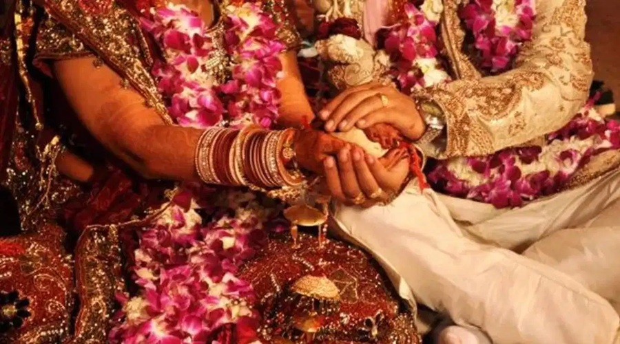 शादी के बाद 25 दिन तक छिपा रहा राज, जेठानी ने दाढ़ी बनाते हुए देखा तो मचा हड़कंप.. शादी के बाद 25 दिन तक छिपा रहा राज, जेठानी ने दाढ़ी बनाते हुए देखा तो मचा हड़कंप..