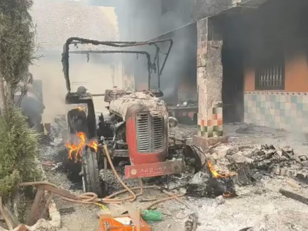 युवक की हत्या कर शव लेकर भागा आरोपी, पुलिस ने यूपी से दबोचा; भीड़ ने आरोपी का घर जलाया.. युवक की हत्या कर शव लेकर भागा आरोपी, पुलिस ने यूपी से दबोचा; भीड़ ने आरोपी का घर जलाया..
