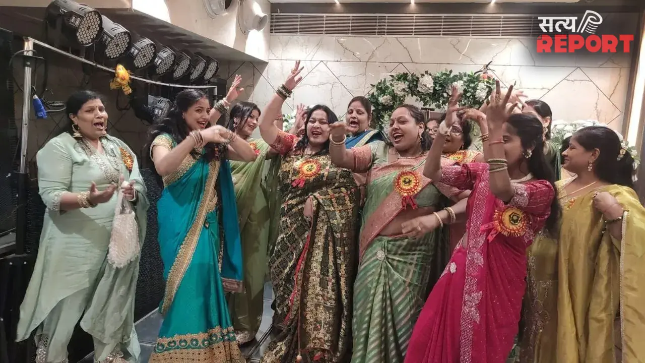 Agra: हरियाली तीज पर झूमीं महिलाएं, लोकगीतों और झूलों के बीच दिया पर्यावरण संरक्षण का संदेश