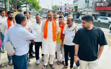 Varanasi: चितईपुर मार्ग पर कीचड़ और गड्ढों से हाहाकार, महापौर ने PWD अधिकारियों को लगाई फटकार